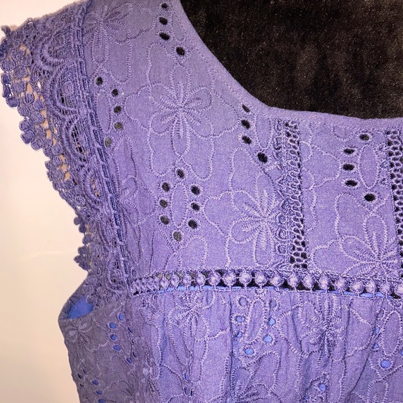 Navy Eyelet Sleeveless blouse - Picture 4 of 5